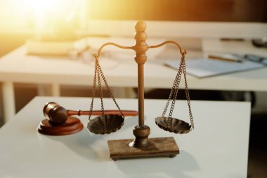 Hukuk teması, hakimin tokmağı, avukat infaz memurları, mahkemede dikkate alınan kanıtlara dayalı davalar, yasalar.