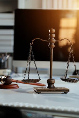 Hukuk teması, hakimin tokmağı, avukat infaz memurları, mahkemede dikkate alınan kanıtlara dayalı davalar, yasalar.