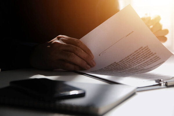 Hombre Negocios Asiático Que Revisa Informes Documentos Lugar Trabajo Oficina — Foto de Stock