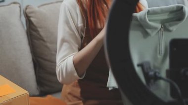 Kafede akıllı telefon kullanan bir kadın.