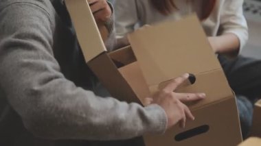 Yeni eve taşınmak için kutu hazırlayan kadın