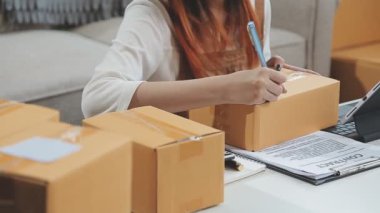 laptop ofiste çalışan kadın