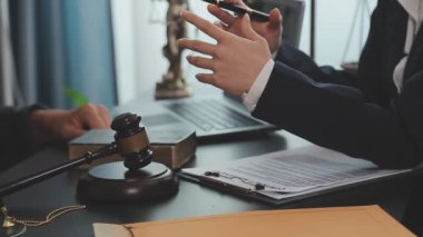 Ofiste çalışan iş adamı avukat.