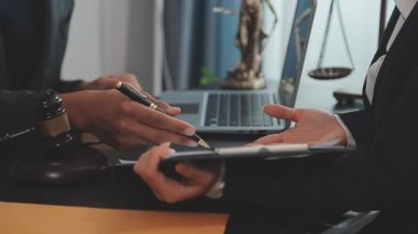 Akıllı telefon ve tablet bilgisayar kullanan iş adamı