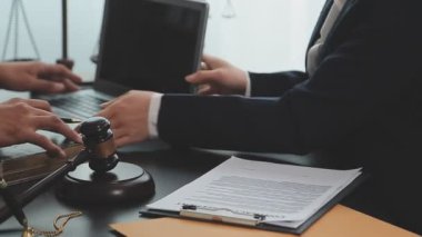 ofiste erkek avukat.