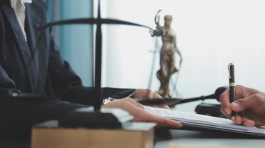 İş kadını modern bir ofiste belge imzalıyor. iş kavramı