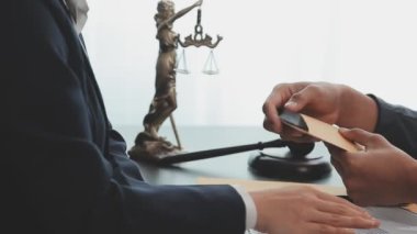 İş adamı mahkeme salonunda çalışıyor.