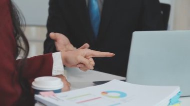 İşadamı ve işkadını ofiste çalışıyor.