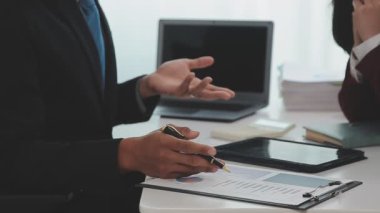 Kapat. İş ekibi iş yerinde yeni fikirleri tartışıyor