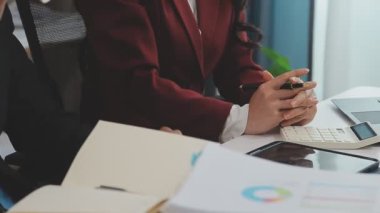 İş ekibi masada çalışsın..