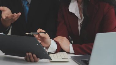 Modern ofiste laptopla çalışan iş adamları.