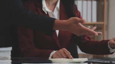 İş adamları ofiste toplanıyor..