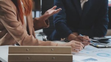 Mali tabloları ve ofiste grafikleri tartışan iş ekibini kapatın..