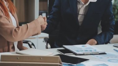 Modern ofiste belgelerle çalışan bir iş adamı.