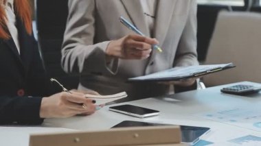 Modern ofiste çalışan bir iş kadını. Takım elbiseli genç iş adamı elinde tablet tutuyor ve dijital tablet kullanıyor. Modern ofiste çalışan iş adamları. yatay resim