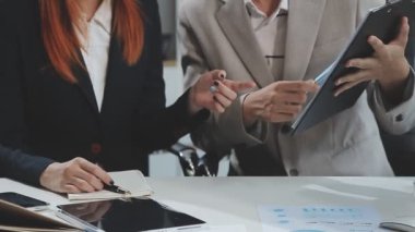 Yakın çekim. İş ekibi ofiste yeni fikirleri tartışıyor.