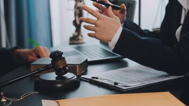 Avukat ofiste dizüstü bilgisayarla çalışıyor.