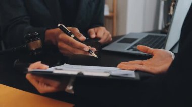 İşadamı kalemle sözleşme imzaladı.