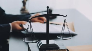 İş adamı avukat avukat tokmak, adalet ve hukuki danışmanlık ile masada çalışıyor. Hukuk hizmetleri, adalet ve hukuk kavramı.