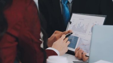 Genç iş adamları ofiste yeni iş planlarını tartışıyorlar..