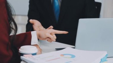 İş adamları el sıkışıyor, başarı kavramı.