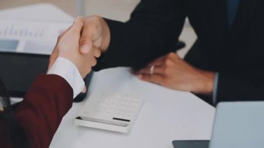 İş adamı ve kadın elleri toplantı odasında titriyor.