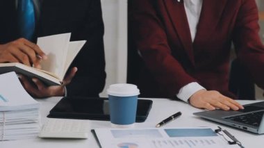 Ekonomi raporuyla iş ekibi toplantısı