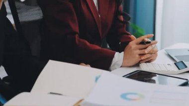 İş adamları modern ofiste buluşup çalışıyor..