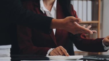 Modern ofisinde çalışan genç iş kadını