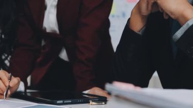 İş kadını ofisteki kağıt üzerinde el yazısı.