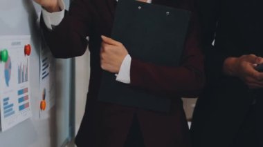 İş adamı ve işkadını ofiste klasör tutuyor