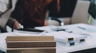 Teslimat için el ele tutuşan iş kadını kutusunu kapatın.