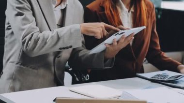 iş ekibi tablet bilgisayarda mali verileri tartışıyor