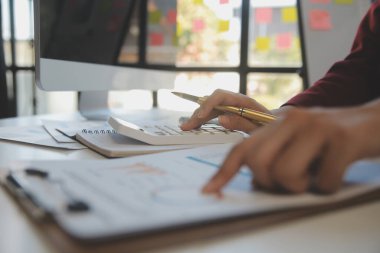 Bilgisayarda genç tasarımcı grafik çiziyor