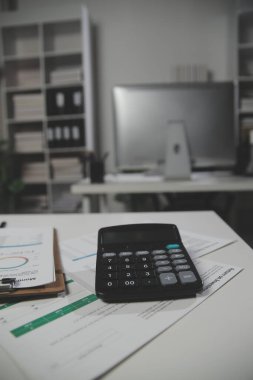 Çalışma odasındaki toplantı masasında kapağı açık dizüstü bilgisayar.