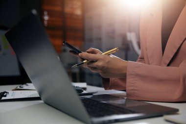 Cep telefonu yazma, mobil sohbet dizüstü bilgisayarı kullanma, iş yerlerinde bizimle temas kurma, fikir yatırımcıları için internet arama, insanları birbirine bağlayan fikirler planlama..