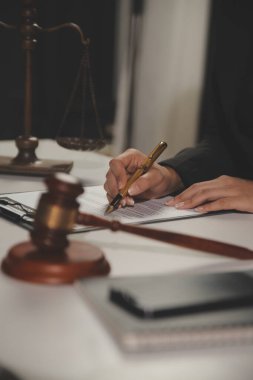 Hukuk teması, hakimin tokmağı, avukat infaz memurları, mahkemede dikkate alınan kanıtlara dayalı davalar, yasalar.