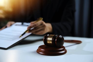 Hukuk teması, hakimin tokmağı, avukat infaz memurları, mahkemede dikkate alınan kanıtlara dayalı davalar, yasalar.