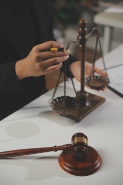 Hukuk teması, hakimin tokmağı, avukat infaz memurları, mahkemede dikkate alınan kanıtlara dayalı davalar, yasalar.