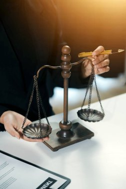 Hukuk teması, hakimin tokmağı, avukat infaz memurları, mahkemede dikkate alınan kanıtlara dayalı davalar, yasalar.