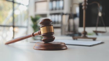 Hukuk teması, hakimin tokmağı, avukat infaz memurları, mahkemede dikkate alınan kanıtlara dayalı davalar, yasalar.