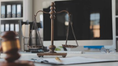 Hukuk teması, hakimin tokmağı, avukat infaz memurları, mahkemede dikkate alınan kanıtlara dayalı davalar, yasalar.