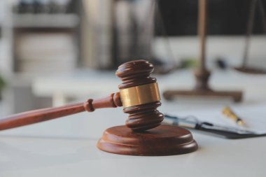 Hukuk teması, hakimin tokmağı, avukat infaz memurları, mahkemede dikkate alınan kanıtlara dayalı davalar, yasalar.