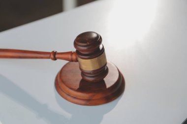 Hukuk teması, hakimin tokmağı, avukat infaz memurları, mahkemede dikkate alınan kanıtlara dayalı davalar, yasalar.