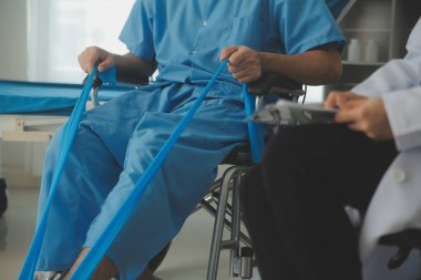 Parlak ofisteki hastayla tedavi gören bir fizyoterapist