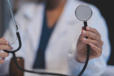 Doktor Eli 'nin steteskopla bir şey dinlerken fotoğrafı.