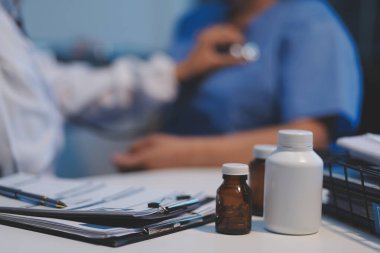 Hapları elinde tutan doktor