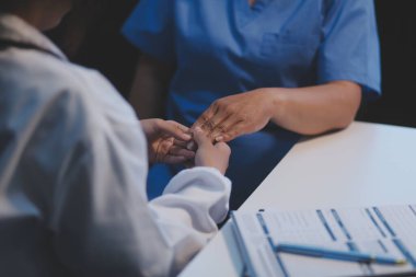 Her şey yoluna girecek. Kadın doktor ellerine yakından bak. Hasta kadınların avuçlarını okşa. Genç bayan pratisyen hekim. Rahatlatıcı doktor. Hasta insan umut desteği veriyor.