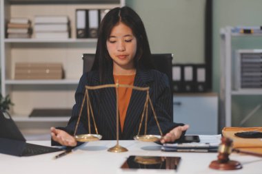 Yargıç Gavin ve Adalet Avukatları hukuk firmasının arka planında takım toplantısı yapıyorlar. Hukuk ve Hukuk Hizmetleri kavramları.