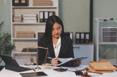 Yargıç Gavin ve Adalet Avukatları hukuk firmasının arka planında takım toplantısı yapıyorlar. Hukuk ve Hukuk Hizmetleri kavramları.